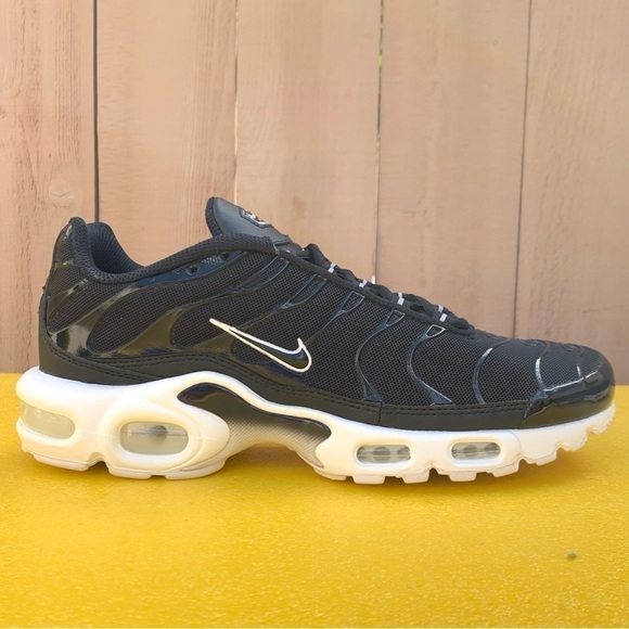 Nike AIR MAX PLUS Women's Running Shoes BLACK WHITE DM2362-001 Size 9 Men's 7.5 - Picture 2 of 16